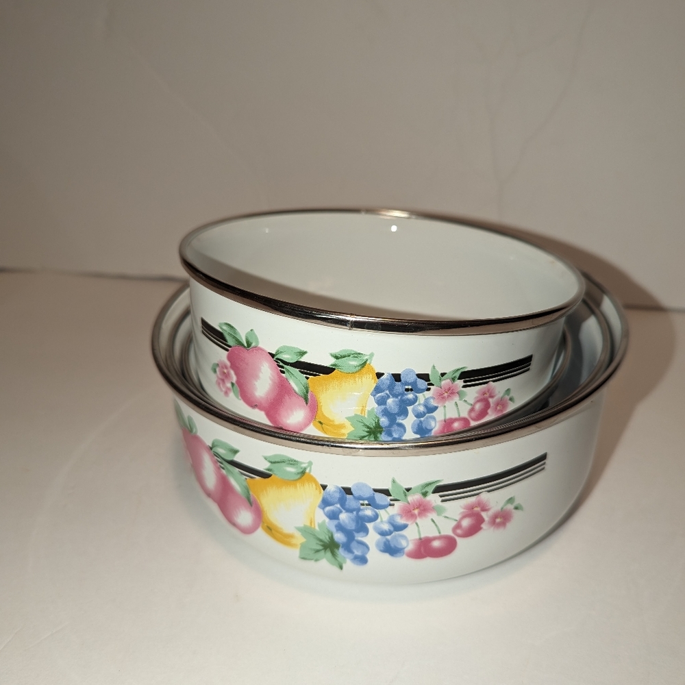 Metal nesting bowls